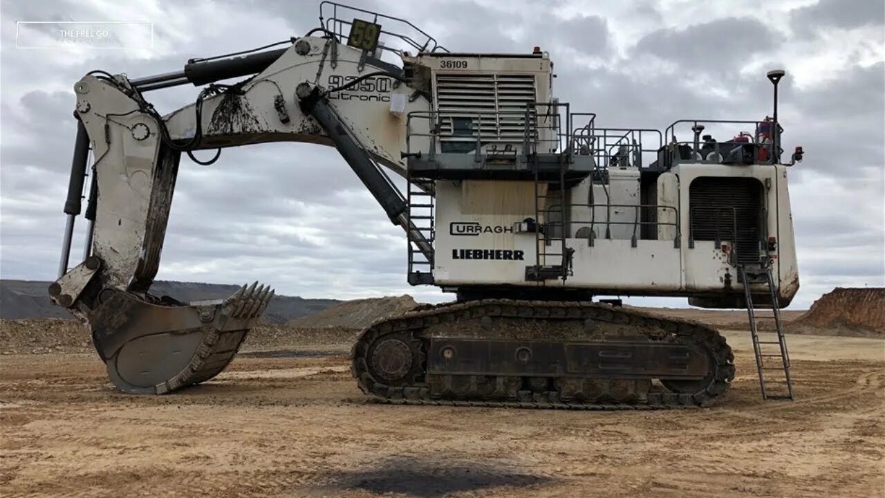 экскаватор Liebherr на строительном объекте